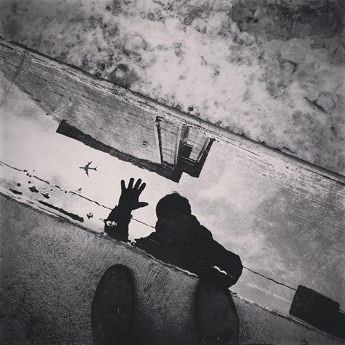  10. Thử với hiệu ứng đen trắng. Ảnh đen trắng có độ tương phản cao, giúp chủ thể nổi bật hơn trong bức ảnh. Nếu bạn không quá quan trọng về màu sắc cũng như chi tiết trong bức ảnh, hãy thử trải nghiệm và bạn sẽ thích thú. Trên đây là10 bí quyết để có thể chụp được bức ảnh đẹp trên iPhone của bạn mà không cần đến bất cứ thiết bị chụp ảnh chuyên nghiệp nào. Hãy thử áp dụng và chụp cho mình những bức ảnh đẹp hơn.