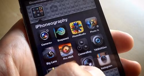  6. Sử dụng thêm các ứng dụng chụp ảnh thứ ba. Nếu đã quá nhàm chán với ứng dụng chụp ảnh sẵn có trên iPhone, hãy thử tải về và trải ngiệm các ứng dụng chụp ảnh khác, chắn chắn bạn sẽ thích thú. Không những cung cấp thêm các tuỳ chọn khi chụp, các ứng dụng này còn trang bị cho bạn thêm những tiện ích khác như bộ lọc màu, các công cụ ghép, chỉnh sửa ảnh... giúp bạn có những bức ảnh lung linh và đầy nghệ thuật. 