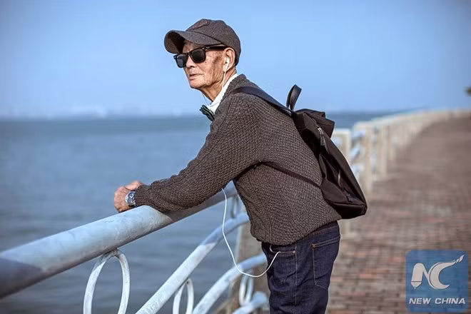 Phát sốt với lão nông biến thành ông nội đẹp trai nhất Trung Quốc ảnh 3