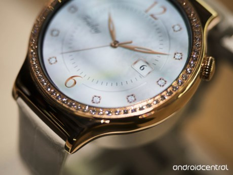  Phiên bản Jewel được đính kết bằng những viên đá cao cấp Swarovski Zirconia lấp lánh quanh lớp vỏ vàng hồng cho vẻ ngoài vô cùng sang trọng và nổi bật. 