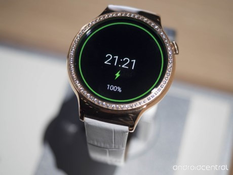  Một điểm đáng chú ý khác ở phiên bản Huawei Watch mới là sản phẩm được trang bị dây đeo bằng da thật của Ý với 2 màu trắng ngọc trai và xanh sapphire để người dùng lựa chọn. 