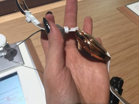  Phiên bản tiêu chuẩn của Huawei Watch sẽ có mặt tại hơn 20 quốc gia và vùng lãnh thổ như Hoa Kỳ, Anh, Argentina, Úc, Brazil, Pháp, Đức, Ý, Hàn Quốc, Phần Lan, Đan Mạch, Hồng Kông, Nhật Bản, Na Uy, Phillipines, Nga, Singapore, Tây Ban Nha, Thụy Điển, Thụy Sĩ….vào tháng 3 năm 2016. 