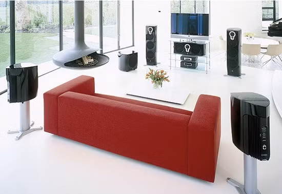  Dàn âm thanh. Một dàn âm thanh chất lượng tốt không chỉ giúp những bộ phim hành động trở nên gây cấn hơn, những bản nhạc xuân trở nên sôi động hơn mà nó còn là một món đồ nội thất giúp trang hoàng cho phòng khách của ngôi nhà bạn trở nên đẹp hơn, hiện đại hơn. Một dàn âm thanh chất lượng kết hợp với một đầu karaoke tốt sẽ giúp cho những giây phút sum vầy của gia đình bạn trở nên trọn vẹn hơn.