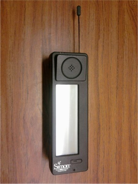 Simon do IBM phát hành năm 1994 được coi là chiếc điện thoại thông minh đầu tiên, có thể chạy một số ứng dụng, theo dõi danh sách công việc và một vài chức năng khác.