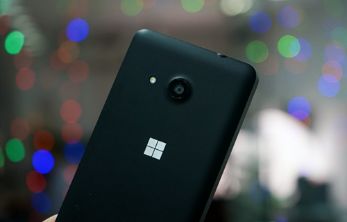 Về cấu hình,Lumia 550 được trang bịvi xử lý Snapdragon 210, RAM 1GB, bộ nhớ trong 8GB (hỗ trợ thẻ nhớ ngoài microSD), pin 2.100mAh.