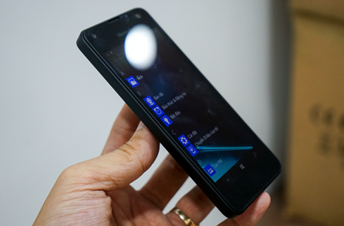 Điểm nhấn củachiếc Lumia giá rẻ này là hệ điều hành Windows 10 Mobile mượt mà, hỗ trợ kết nối 4G.