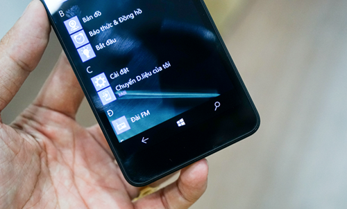 Viền xung quanh màn hình khá dày, thừa hơinhiều khoảng trống ở phía trên và dưới.