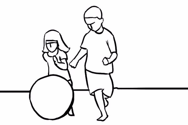 13. Hãy thử một số bức ảnh hành động. Cho bé một quả bóng để chơi. Sau đó, thử chụp bé từ một góc thấp dưới đất, trong đó quả bóng là yếu tố chính nằm ở tiền cảnh của bức ảnh.