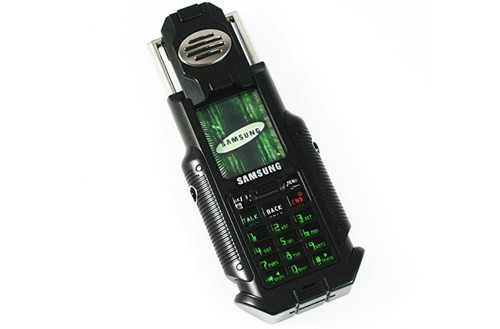 SAMSUNG MATRIX: Một nguyên mẫu của sản phẩm này từng được dùng trong bộ phim viễn tưởng Matrix Reloaded (2003). Máy dày 20mm, có một tai nghe lò xo mà khi bật lên sẽ để lộ màn hình TFT màu độ phân giải 128x160 pixel. Máy được bán ra với số lượng có hạn ở Mỹ.