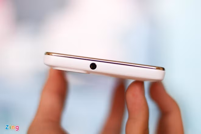 Giác cắm tai nghe được đặt ở cạnh trên.