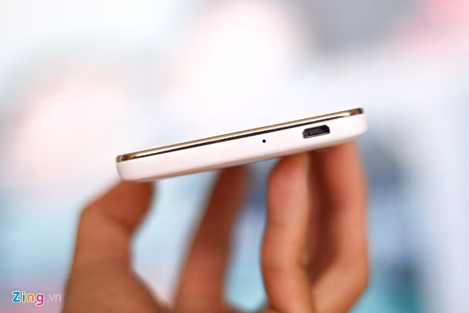 Cạnh dưới là loa thoại và cổng kết nối micro USB.