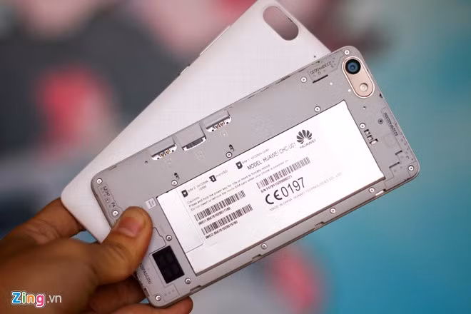 Mặt lưng bằng nhựa xước và có thể tháo rời. Huawei G Play Mini hỗ trợ 2 SIM, pin 2.250 mAh.