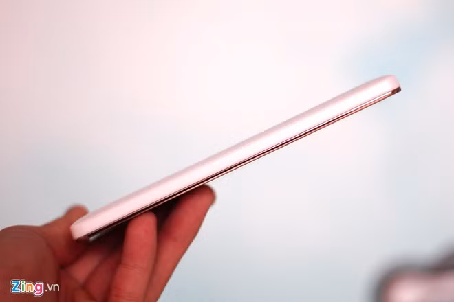 Cạnh phải hoàn toàn trống, model này cho cảm giác cầm chắc chắn.