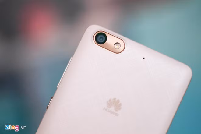 Cụm camera 13 MP kèm đèn flash hơi lồi lên so với thân máy.