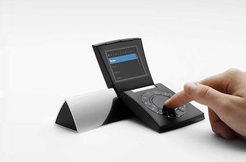 BANG &amp; OLUFSEN SERENE: Là kết quả của sự hợp tác giữa Bang &amp; Olufsen và Samsung, Serene được thiết kế giống ý tưởng điện thoại iPhone của Apple. Các phím số và chữ được bố trí hình tròn, camera lại nằm ở bên sườn có độ phân giải 640x480 pixel.