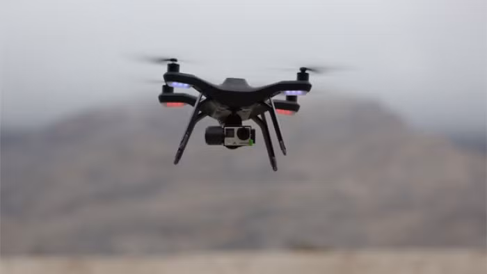  3. Drone tiếp tục chiếm vị trí thống lĩnh. Đây không phải chỉ là vấn đề thời gian cho đến khi thiết bị bay không người lái (drone) chiếm lĩnh không gian, chỉ huy các cuộc chiến hay phát chuyển hàng hóa mà những gì chúng ta nhìn được ở CES 2016 là những thiết bị bay được thiết kế bắt mắt với công nghệ bay và chụp ảnh đột phá như Typhoon H, Parrot Disco, Phantom 3.