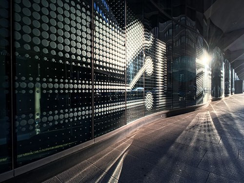 Để sử dụng, người dùng chỉ cần gắn ống kính lên bộ ngàm được ExoLens thiết kế riêng cho iPhone, mở camera và "sáng tác".