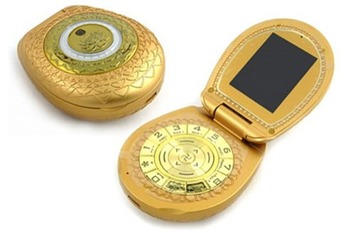 C91 GOLDEN-BUDDHA PHONE: Chiếc điện thoại "Đức phật" với thiết kế hình đài sen cùng vỏ vàng sang trọng này sẽ là một sự lựa chọn phù hợp cho các Phật tử. Bàn phím số được sắp xếp theo hình vòng cung, màn hình LCD 2 inch và camera 1,3 MP, sử dụng cùng lúc 2 sim.