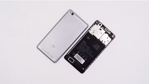 Nắp lưng của Redmi 3 có thể tháo rời. Viên pin của nó có dung lượng lên tới 4.100 mAh, được tích hợp công nghệ sạc nhanh Quick Charge 2.0 của Qualcomm.