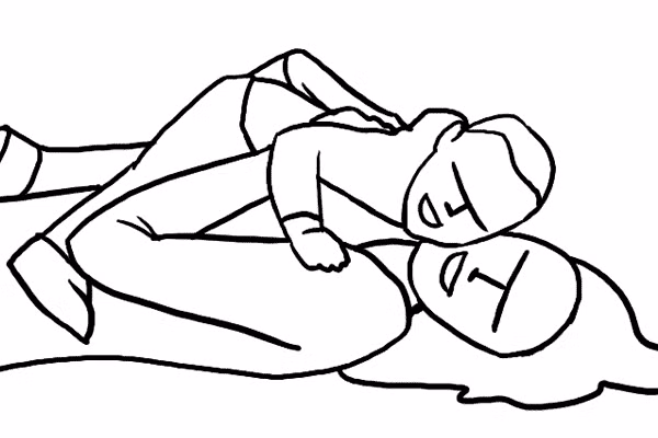 17. Chụp ảnh người mẹ với em bé cũng rất dễ thương. Người mẹ nằm trên mặt đất với một đứa trẻ trên ngực. Ngoài ra, nếu đứa trẻ vẫn là một trẻ mới biết đi, người mẹ có thể giữ bé bằng cả hai tay trên ngực mình. Bạn cũng có thể thay thế người mẹ bằng người bố, hoặc thậm chí cả bố mẹ và các bé đang âu yếm hoặc trêu đùa nhau.