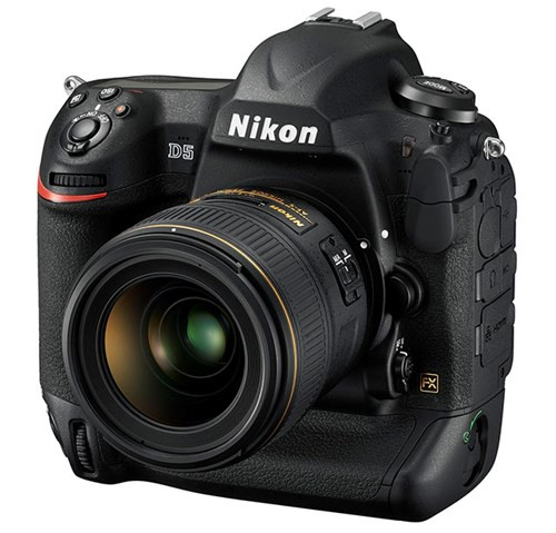 Theo trang công nghệ Gizmodo, đã 4 năm kể từ khi Nikon cho ra mắt chiếc DSLR cao cấp D4 với nhiều tính năng hấp dẫn và được đánh giá rất cao. Tuy nhiên, công nghệ ngày càng phát triển dẫn đến D4 dần tụt lại phía sau. Tại CES 2016, Nikon đã công bố máy ảnh Nikon D5 là sản phẩm kế nhiệm với những tính năng còn cao cấp hơn thế. Với D5, Nikon lần đầu tiên mang khả năng quay video 4K lên DSLR, đây vốn không phải là thế mạnh của Nikon trong những năm qua. Điều này là sự thay đổi cần thiết của hãng khi mà những sản phẩm rẻ hơn nhiều cũng được trang bị tính năng mạnh mẽ này. 