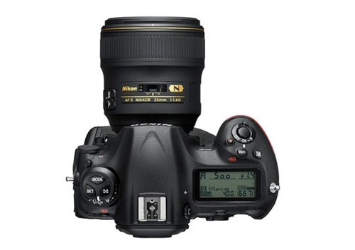 Ngoài ra, D5 cũng được tích hợp các chuẩn kết nối USB 3.0, NFC, Wi-Fi và Bluetooth. Nikon D5 sẽ có 2 phiên bản với hệ lưu trữ khác nhau (hai khe cắm thẻ CF hoặc hai khe cắm XQD) và bắt đầu bán ra thị trường từ tháng 3/2016 với mức giá cho thân máy là 6.500 USD (tương đương 146 triệu đồng).