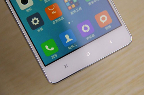 3 phím điều hướng quen thuộc của các smartphone Android nằm bên ngoài màn hình.