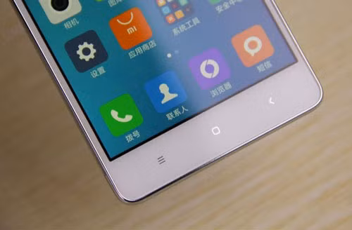 3 phím điều hướng quen thuộc của các smartphone Android nằm bên ngoài màn hình.