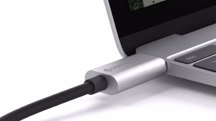  6. Chuẩn USB-C ngày càng phổ biến. Năm ngoái, cho dù không phải là những người trong số đông những người hâm mộ sản phẩm Apple MacBook thì có một tính năng mà ai cũng muốn sử dụng là USB-C. Tuy nhiên, tại CES 2016 lần này thì hầu hết máy tính xác tay đều sử dụng USB-C có tốc độ nhanh hơn và khả chuyển hơn.