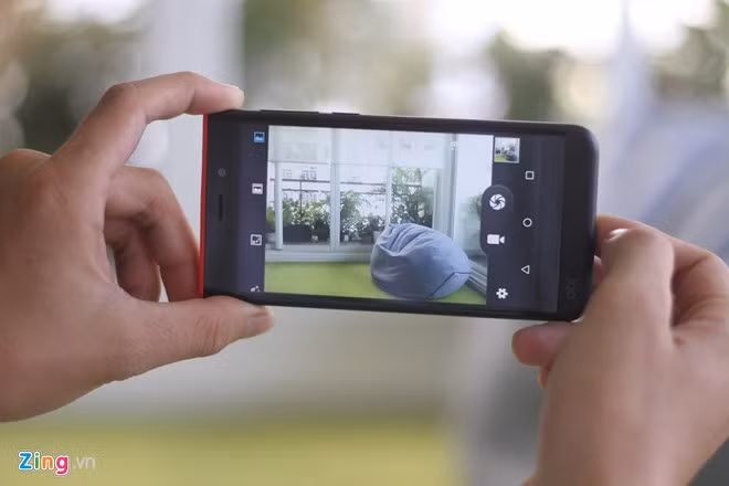 Giao diện camera trên SJ1.5 khá đơn giản, trong điều kiện ánh sáng tốt, máy cho tốc độ bắt nét nhanh, hình ảnh sáng, ảnh chi tiết, màu sắc thiên về tông lạnh. Máy cũng kèm theo nhiều chế độ tự động như làm đẹp khuôn mặt, theo dõi chuyển động, chụp HDR, điểm yếu là cân bằng trắng chưa tốt.