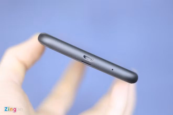 Cạnh dưới bo cong.