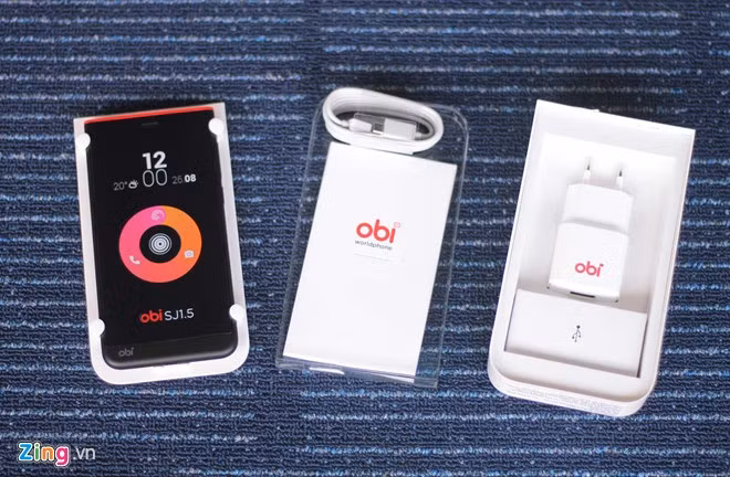 Phụ kiện đi kèm khá đơn giản gồm: Củ sạc, dây cáp và sách hướng dẫn sử dụng.