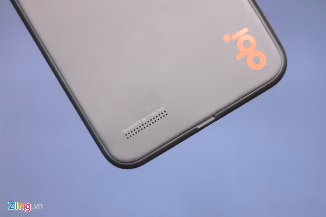 Cụm loa ngoài được gia công tinh giản, dòng chữ nhỏ bên trên cho biết model này được thiết kế tại thung lũng Silicon.