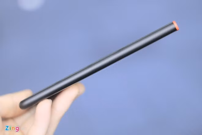 Thân máy được làm bằng nhựa, cạnh bên cong nhẹ cho cảm giác cầm thỏa mái.