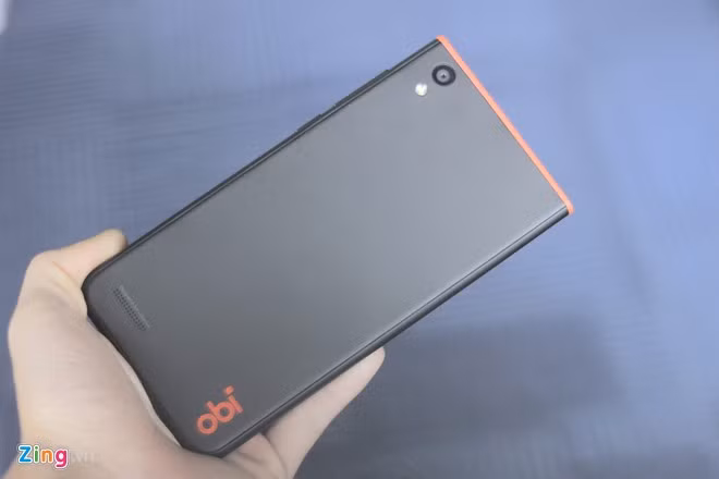 Mặt lưng được làm bằng nhựa mịn nhưng dễ bám bẩn.