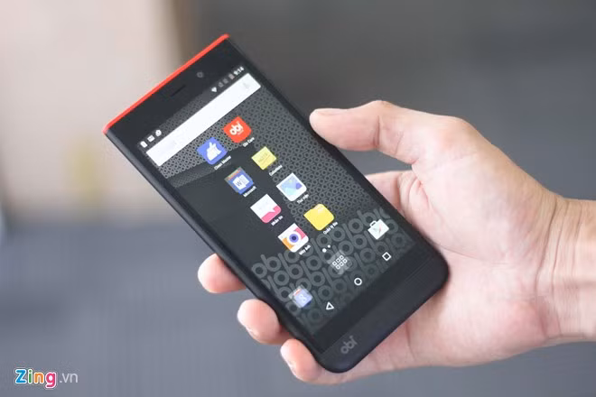 Obi SJ1.5 được trang bị màn hình IPS 5 inch, độ phân giải HD. Máy dùng chip MediaTek MT6580, RAM 1GB, bộ nhớ trong 16 GB, pin 3.000 mAh. SJ1.5 chạy hệ điều hành Android 5.1, giao diện tùy biến tạo sự tương đồng giữa thiết kế của máy với thiết kế trên các icon.