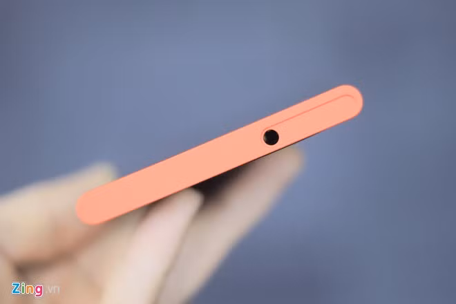 Cạnh trên được làm phẳng, giắc cắm tai đặt lệch về 1 bên.