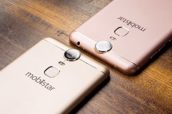 Cụm camera hơi lồi lên so với thân máy, thông tin ban đầu cho biết, model này có thể sở hữu máy ảnh lên đến 21 MP kèm đèn flash kép.