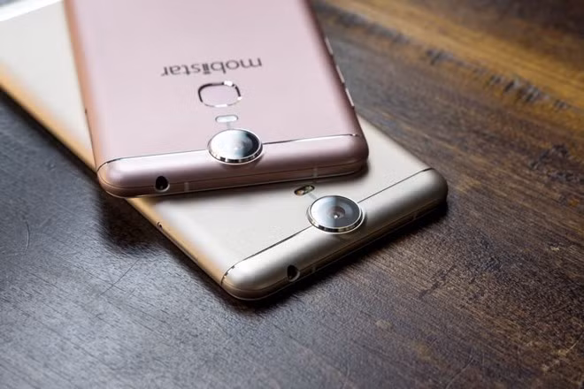 Máy trông cứng cáp với khung kim loại nguyên khối. Model này có 2 màu cơ bản là vàng và vàng hồng.