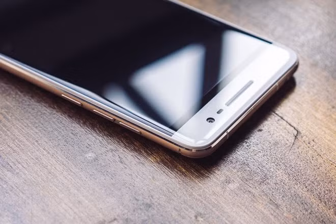 Máy cũng được trang bị mặt kính cong 2,5D tương tự một số smartphone trên nhóm cao cấp.