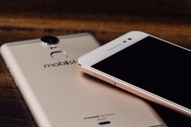 Khe cắm SIM và thẻ nhớ đặt bên cạnh trái.