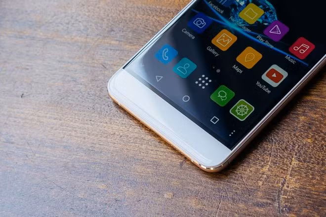 Thiết bị này chạy hệ điều hành Android với giao diện được tùy biến.