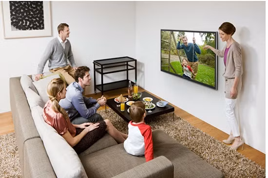 Tivi. Một chiếc tivi màn hình rộng sẽ giúp bạn và gia đình có trải nghiệm tuyệt vời với những chương trình Tết thú vị. Còn gì thú vị và ấm hơn khi cả gia đình quây quần bên nhau cùng thưởng thức những chương trình ca nhạc đặc biệt vào dịp Tết, chương trình Táo quân đón xuân trong đêm Giao thừa cùng nhiều bộ phim hấp dẫn khác. Không chỉ đáp ứng nhu cầu xem các chương trình truyền hình thông thường, nhiều hãng nổi tiếng như LG, Sony, Samsung, Panasonic… đã phát triển các dòng Smart TV với nhiều ứng dụng như xem phim, nghe nhạc trực tuyến, xem ảnh, lướt web và một số ứng dụng tiện ích khác sẽ đem lại những phút giây thư giãn và vui vẻ cho cả gia đình.