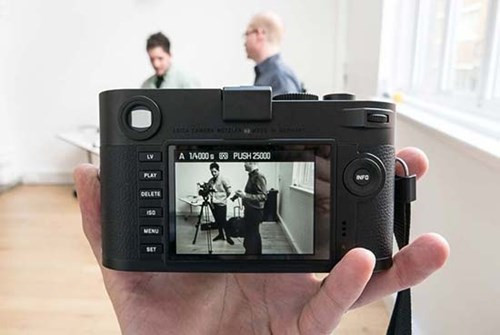 Thiết kế của máy vẫn rất truyền thống với phần cạnh trên và dưới thân máy được gia công từ chất liệu đồng thau cao cấp và phủ thêm một lớp sơn đen bóng bên ngoài. Phần thân máy được chế tạo từ hợp kim ma-giê siêu bền. Bên cạnh đó, máy sở hữu màn hình LCD rộng 3 inch, độ phân giải lên tới 920 nghìn điểm ảnh. Mặt kính được làm từ sapphire chống xước, chống va đập cũng như được phủ một lớp bảo vệ chống phản quang. 