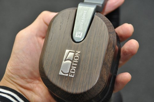 Bên cạnh đó, Ultrasone còn trang bị thêm cho chiếc tai nghe đặc biệt này công nghệ chắn xạ kim loại MU-Metal nhằm giảm lượng bức xạ có ảnh hưởng trực tiếp lên tai người đeo tới 98% so với các tai nghe thông thường. Các thông số khác của Edition 5 Limited bao gồm kích thước driver 40mm được mạ Titanium tương đương với kích thước trung bình của loa tầm trung, dải tần từ 6 – 42kHz, độ nhạy 96dB, trở kháng 30 Ohm, trọng lượng cả dây là 260 gram. 