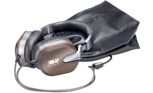  11. Tai nghe Ultrasone Edition 5 Limited Chỉ có 555 chiếc được bán ra trên toàn thế giới, máy được sản xuất bởi hãng tai nghe danh tiếngUltrasone. Ultrasone Edition 5 Limited được làm từ những chất liệu cao cấp như gỗ sồi trăm tuổi và kim loại quý Ruthenium. Quy trình sản xuất của chiếc tai nghe này vô cùng tinh xảo ví dụ như phần ốp tai được quét tới bảy lớp sơn đặc biệt để chống trầy xước và mang lại cho sản phẩm sắc nâu sẫm đầy tinh tế. Bọc tai trong sử dụng chât liệu da cừu Ethiopia là điểm nhấn khiến cho chiếc tai nghe vương giả này trở thành niềm mơ ước của mọi dân chơi audiophile. Cái giá phải trả cho sản phẩm xa xỉ này là khoảng 4.999 USD (khoảng 112.5 triệu đồng). Điểm đắt giá nhất của chiếc headphone này là nó tích hợp công nghệ độc quyền của Ultrasone S- Logic EX, giúp người nghe cảm nhận được âm thanh trong và rõ, rộng và chắc, âm bass ấm và dày.