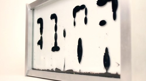 Quá trình cài đặt và điểu khiển đồng hồ Ferrolic khá đơn giản. Người dùng chỉ cần kết nối với một chiếc laptop hoặc máy tính bảng thông qua sóng Wi-Fi. Từ đây Ferrolic sẽ được kết nối với mạng Internet để người dùng có thể điều khiển thông qua một trang web của nhà sản xuất. Đội ngũ chuyên gia của Ferrolic cũng luôn sẵn sàng hỗ trợ online nếu người dùng gặp phải trở ngại trong quá trình này. Hiện tại, Ferrolic mới chỉ trong giai đoạn thử nghiệm, chỉ với 24 mẫu được bán với mức giá lên tới khoảng 8.300 USD (khoảng 187 triệu đồng).