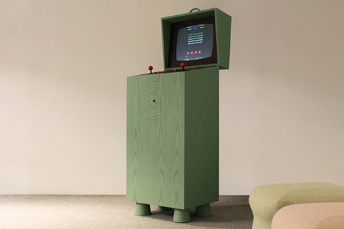  9. PixelKabinett 42 Lấy cảm hứng từ những máy chơi game thùng thời 8-bit, PixelKabinett 42 được thiết kế dành cho 2 người chơi với vỏ ngoài làm bằng gỗ và màn hình LCD 19 inch.Mặt trước của máy bố trí các nút chơi game và người dùng có thể gập máy dễ dàng.