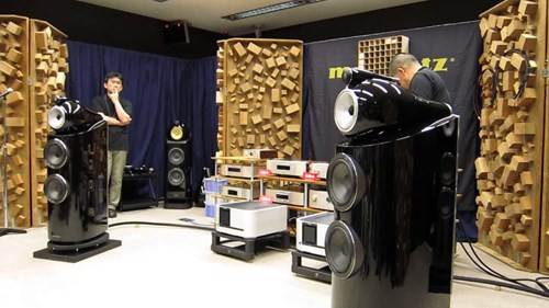 Bower &amp; Wilkins800 Diamond (model 802 D3) được thiết kế khá lạ mắt với chất liệu cao cấp, áp dụng công nghệ chế tạo loa tép đặc biệt "Diamond dome tweeter" của hãng cho âm thanh vô cùng trung thực và tinh tế. 