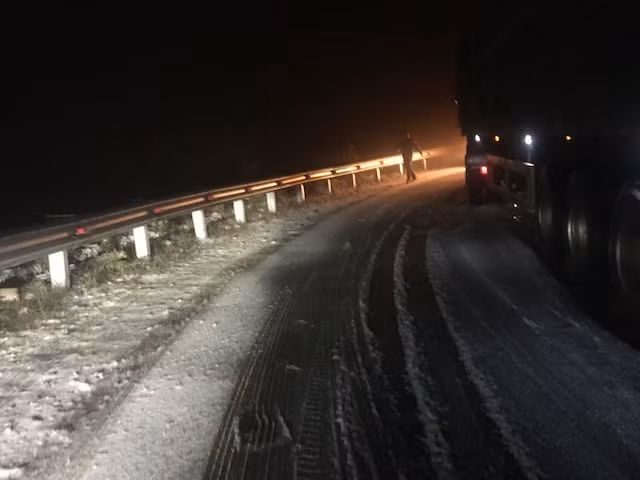 Tuyết rơi trên đường. Ảnh: Hotel Châu Long.